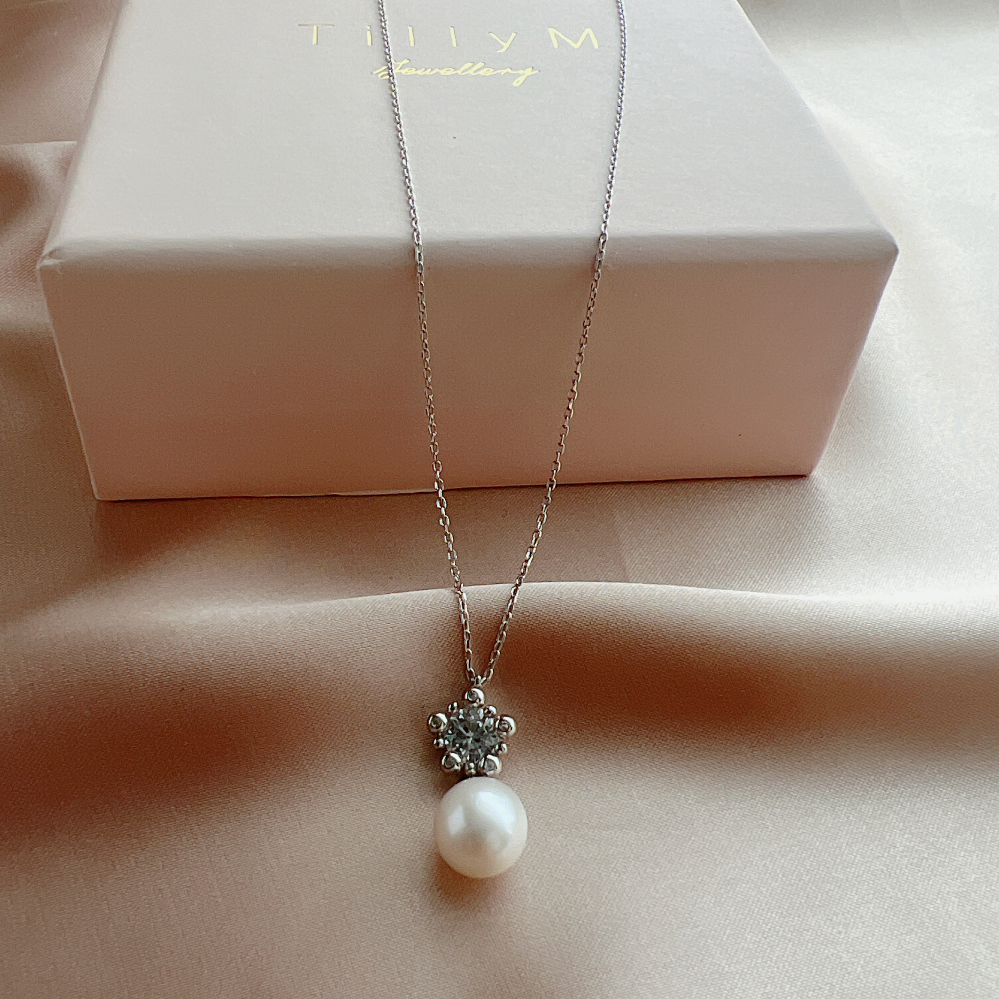 Iris Pearl Pendant Necklace| Sterling Silver